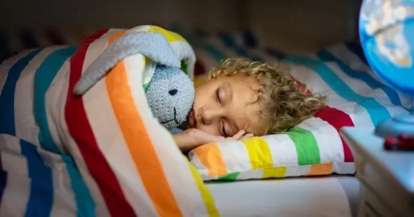 ילדה קטנה ישנה