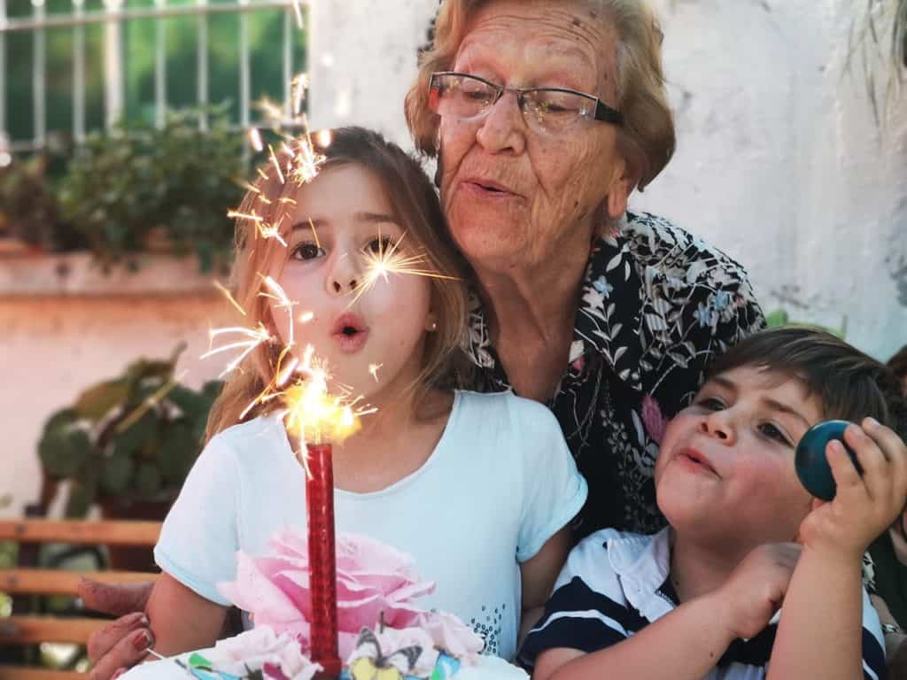 סבתא והנכדים